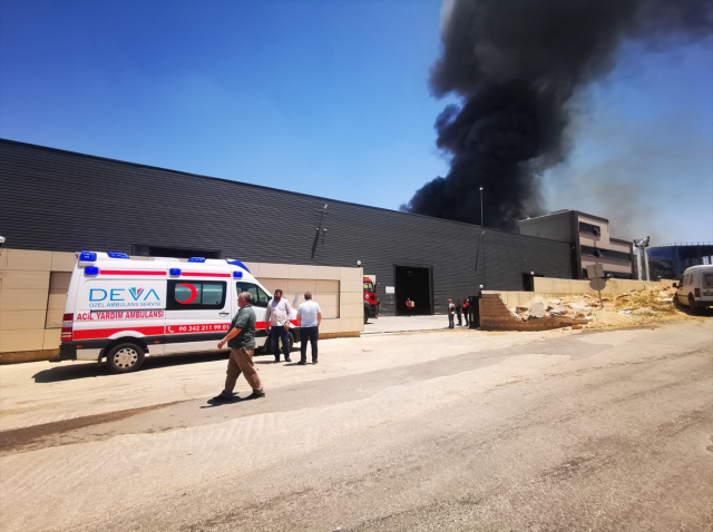 Gaziantep'te fabrikada çıkan yangına müdahale ediliyor