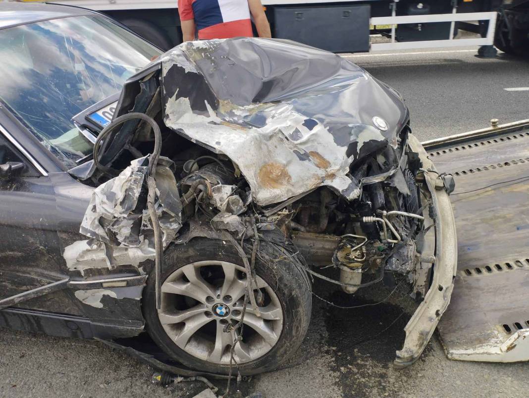 Ankara'daki kazada otomobil kağıt gibi ezildi 6