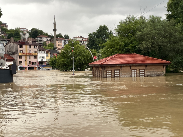 Sel ve heyelan nedeniyle hayat felç oldu! Karadeniz'de 7 kent için yeni uyarı var