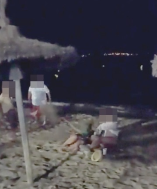 İspanya'da yaşlı bir kadın, plajda ilişkiye giren iki kadını terlikle dövdü