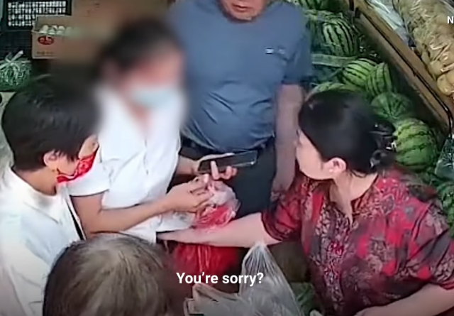Çin'de alışveriş yapan bir kadın, mantarı iç çamaşırına koyarak çalmaya çalıştı