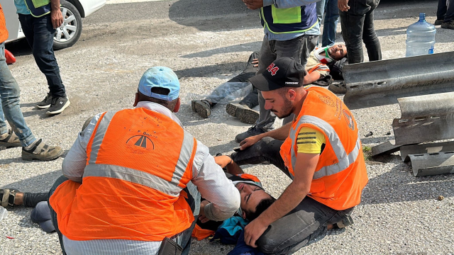 Otomobil, Karayolları işçilerini taşıyan kamyonete çarptı. 15 yaralı