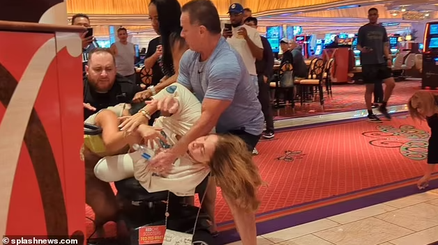 Las Vegas'ta lüks otelde dört kadın evli bir erkek için kavga etti