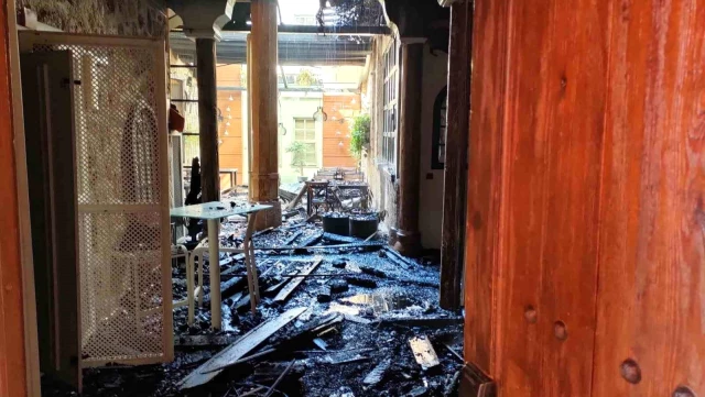 Antalya'da 3 katlı otelde yangın: 2 turist odada ölü bulundu, 12 yaralı var