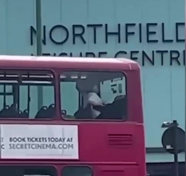 İngiltere'de bir çift kimseye aldırmadan iki katlı otobüste cinsel ilişkiye girdi
