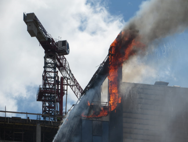 Ataşehir'de 17 katlı iş merkezinin çatısında yangın! Ekipler olay yerinde