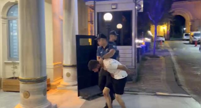 Beşiktaş'ta polise saldırıp burnunu kıran alkollü grup gözaltına alındı