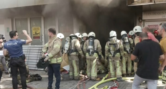 Bayrampaşa'da iş merkezinde yangın! 9 kişi içeride mahsur, ekipler olay yerinde