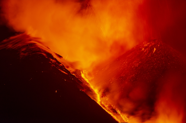 İtalya'nın Sicilya Adası'ndaki Etna Yanardağı Faaliyete Geçti