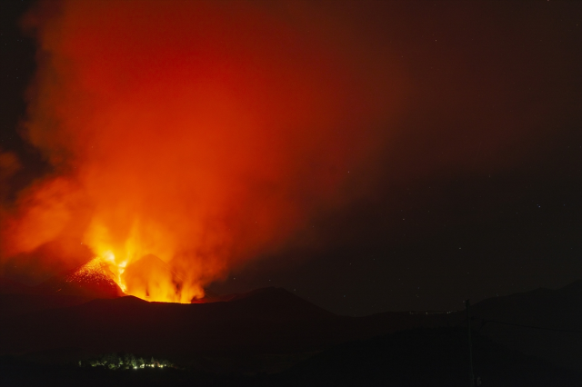 İtalya'nın Sicilya Adası'ndaki Etna Yanardağı Faaliyete Geçti