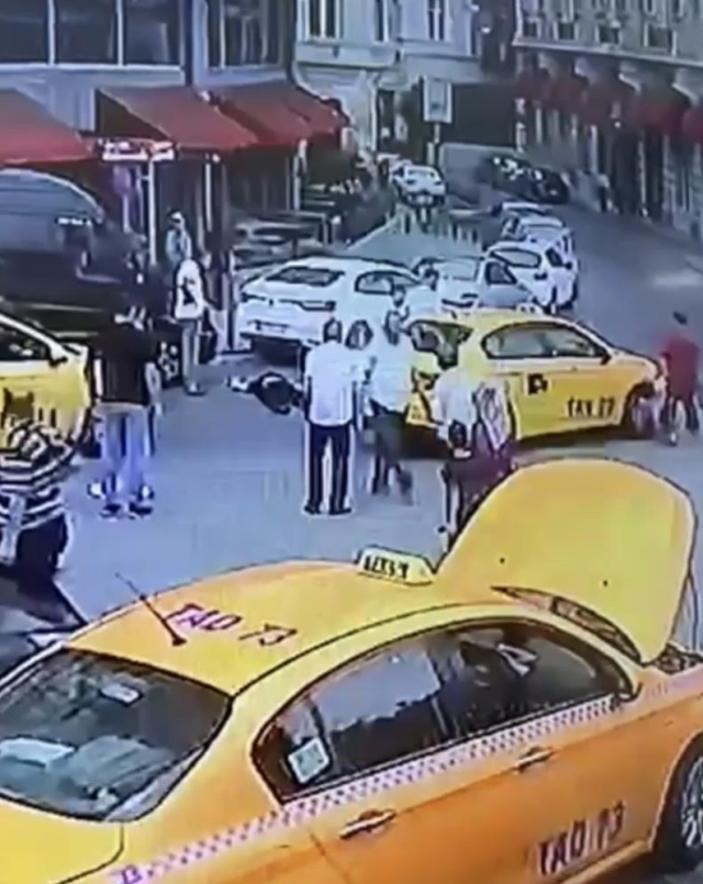 Taksicinin 'kısa mesafe' kavgasında tekme tokat dövdüğü yabancı uyruklu müşteri hayatını kaybetti