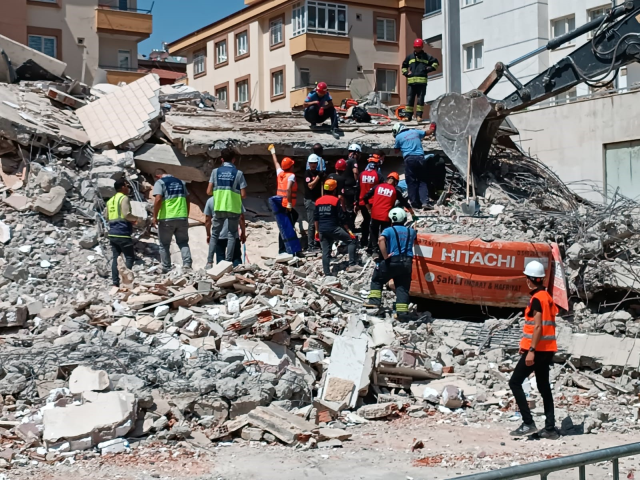 Gaziantep'te yıkım sırasında enkaz altında kalan kepçe operatörünün cansız bedenine ulaşıldı