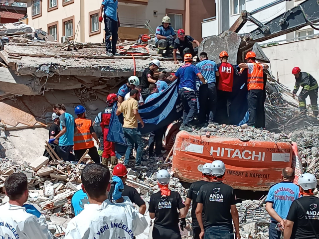 Gaziantep'te yıkım sırasında enkaz altında kalan kepçe operatörünün cansız bedenine ulaşıldı